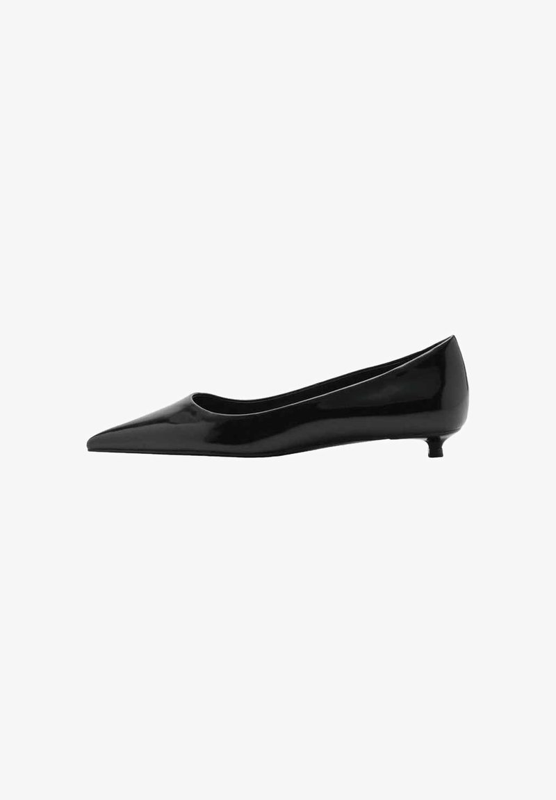 Crne lakirane cipele s niskim potpeticama, s uperenim nosom i glatkom, sjajnom završnom obradom. Minimalistički dizajn i elegantna silueta.