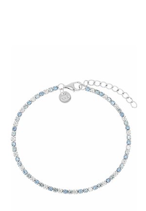 Bracelet en argent avec des pierres précieuses rondes bleues et transparentes alternées, fermoir mousqueton et chaîne réglable sur fond blanc.