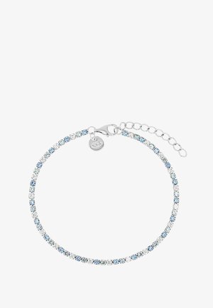 Silbernes Armband mit abwechselnd kleinen blauen und klaren runden Edelsteinen, Karabinerverschluss und verstellbarer Kette vor weißem Hintergrund.