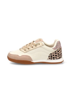 Zapatilla beige y rosa con cordones beige, suela de goma, talón con purpurina y detalle de estampado de animal con manchas negras en la parte trasera.