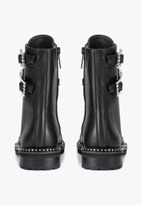 Stivaletti neri in pelle con due cerniere laterali, tre cinturini decorativi con dettagli in strass e accenti borchiati lungo la suola.
