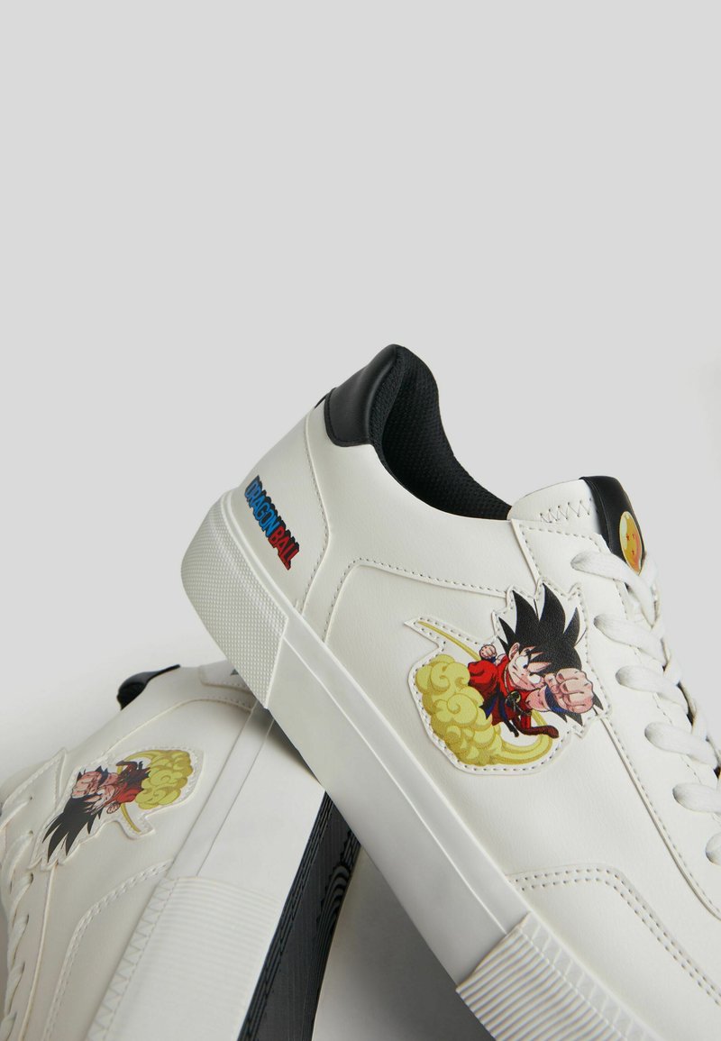 Herren Sneaker low | Bershka DRAGON BALL Sneaker low white/weiß - UA64326 Herren Sneaker low | Bershka DRAGON BALL Sneaker low white/weiß - UA64326