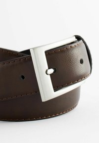 Ceinture en cuir brun avec une texture lisse, dotée d'une boucle rectangulaire en métal argenté et de coutures visibles le long des bords.