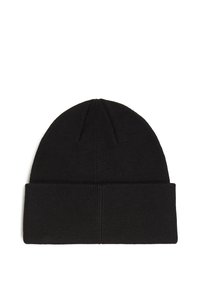 Beanie de punto negro con puño doblado, que presenta una textura de canalé vertical y un diseño de parte superior sin costuras, apto para diferentes tamaños de cabeza.