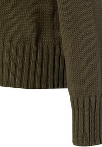 Olijfgroene gebreide trui met een geribde zoom en manchetten. De stof is dik en gestructureerd, met nette, uniforme steken overal.