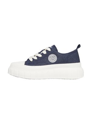 Sneaker basso blu navy con suola piatta spessa bianca, lacci bianchi, punta arrotondata e patch circolare del marchio sul lato.