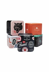 Sæt af fem firkantede metalbokse i forskellige farver: sort med et tigerdesign, orange med et geometrisk mønster, og mere, der har brandlogoer.