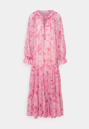 Longue robe rose à fleurs avec col et poignets à volants, jupe à étages et détail noué à l'encolure.