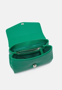 Bolso de cuero texturizado verde con un bolsillo interior con cremallera y un cierre a presión. El interior cuenta con un forro verde sólido. Forma rectangular.