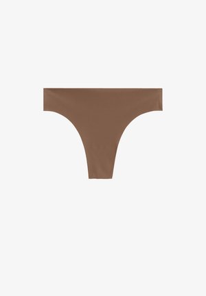 Tanga marrón con una textura suave, diseño minimalista y forma alta. Sin patrones adicionales ni detalles de hardware visibles.