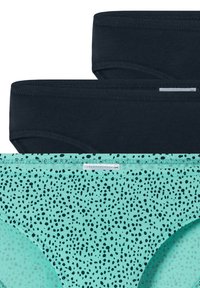 Drei Paare Damenunterwäsche: zwei schwarze Baumwollslips oben und ein mintgrüner Slip darunter mit einem schwarz gesprenkelten Muster und einem weichen Bund.