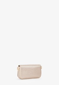 Borsa a pochette in oro metallico con una texture liscia, forma rettangolare, presenta una pattina pieghevole e dettagli in metallo dorato.