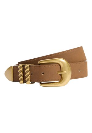 Ceinture en cuir marron clair avec une large boucle dorée et deux passants torsadés dorés, posée enroulée sur un fond blanc.