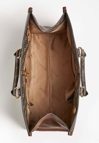 Otwarta brązowa torba tote marki Guess z złotym wykończeniem, wzorzystym wyglądem zewnętrznym i przestronnym, beżowym wnętrzem z logo.