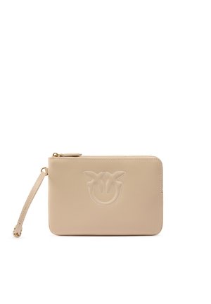 Pouch in pelle beige con chiusura a zip, tracolla e design del logo impresso. Texture liscia con dettagli di cucitura bianca. Forma rettangolare compatta.