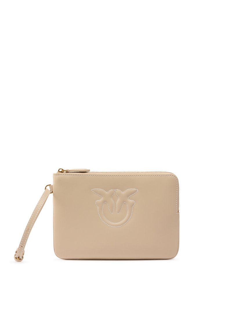Bež kožni neseser s zatvaračem na munju, narukvicom i utisnutim logotipom. Glatka tekstura s bijelim detaljima šivanja. Kompaktni pravokutni oblik.