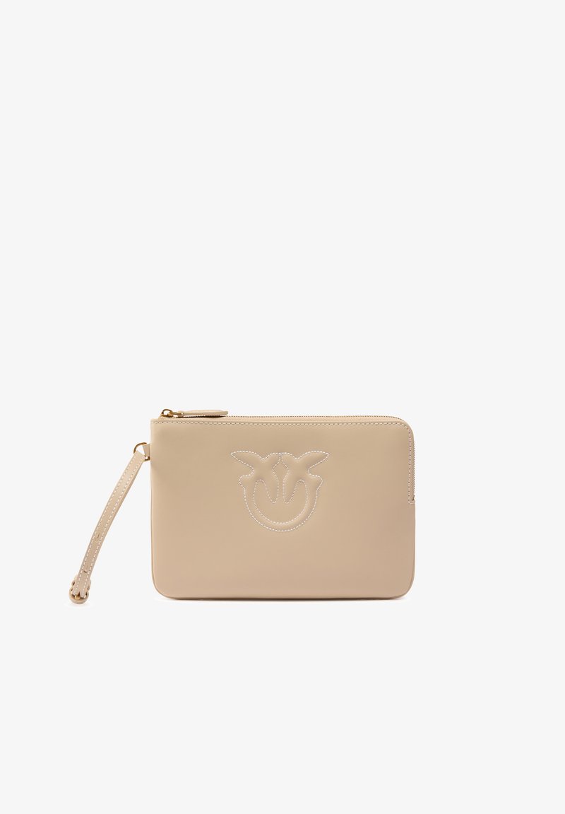 Bež kožni neseser s zatvaračem na munju, narukvicom i utisnutim logotipom. Glatka tekstura s bijelim detaljima šivanja. Kompaktni pravokutni oblik.