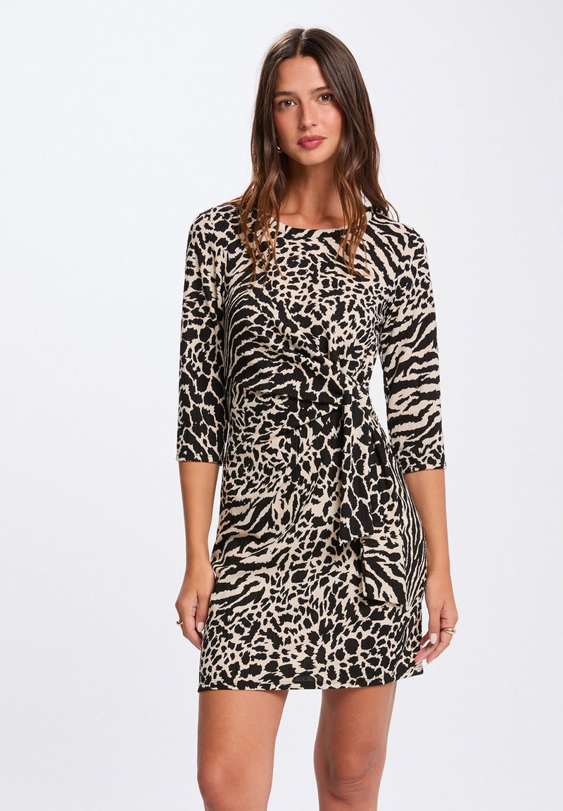 Leopardenmuster-Kleid in Beige und Schwarz, aus weichem Stoff; mit 3/4-Ärmeln und einem gebundenen Taillendetail.