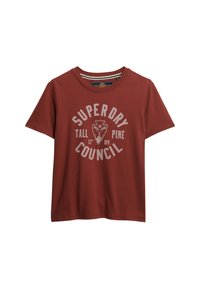 Camiseta de algodón roja con mangas cortas y escote redondo. Presenta un estampado gráfico blanco que incluye "SUPERDRY COUNCIL" y un diseño de escudo.