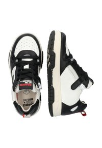 Hoge sneaker met zwart-wit leren bovenwerk, geperforeerde neus, vetersluiting, rubberen zolen en rode accent op de hiel.