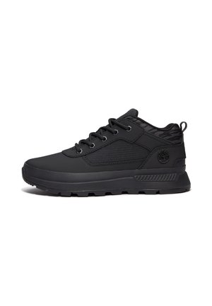 Sort mid-top sneaker med snørelukning foran, tekstureret sål, polstret krave og diskret logo på siden, designet til afslappet eller udendørs brug.