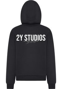 Juodas bliuzonas su dideliu baltu tekstu ant nugaros, kuriame rašoma „2Y STUDIOS“, ir mažesniu tekstu žemiau. Su raištelių gobtuvu ir pravėriais rankogaliais.