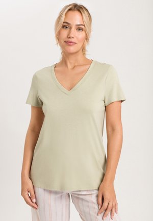 Camiseta de manga corta verde claro con escote en V, hecha de una tela suave, presenta un corte relajado y una textura sutil.
