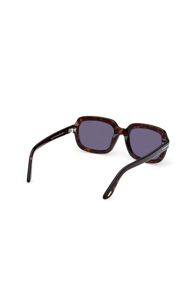 Ochelari de soare pătrați cu ramă în model țestoasă și lentile închise la culoare, ușor înclinați pentru a arăta interiorul ramei și brațele pe un fundal alb.