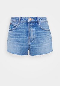 Pantalones cortos de mezclilla en azul claro con un acabado desgastado, que presentan un dobladillo deshilachado y un diseño clásico de cinco bolsillos. Detalle de botón en tono cobre.