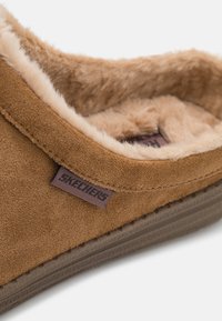 Skechers MELSON - Pantoffels - tan