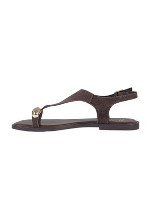 Sandalo basso in suede marrone scuro con anello per l'alluce, dettaglio metallico dorato e cinturino regolabile alla caviglia su suola piatta.