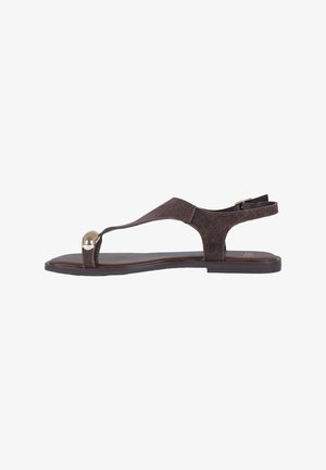 Sandalo basso in suede marrone scuro con anello per l'alluce, dettaglio metallico dorato e cinturino regolabile alla caviglia su suola piatta.
