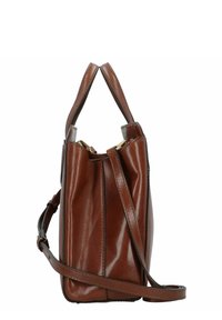Borsa a spalla in pelle marrone con un design strutturato, dotata di due manici corti e di una lunga tracolla regolabile. Texture liscia con dettagli in metallo dorato.