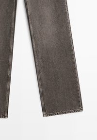 Jeans in denim grigio scuro con design a gamba dritta, cuciture visibili, texture liscia e orlo pulito.