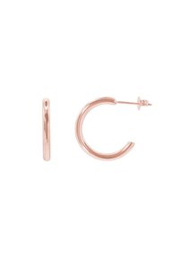 Boucles d'oreilles créoles en or rose avec une finition lisse et brillante. Elles présentent une forme circulaire et une fermeture à tige pour un port sécurisé.