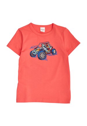 Korallowy dziecięcy t-shirt z krótkim rękawem z haftowanym kolorowym obrazkiem buggy na wydmach na piersi, z dwoma pasażerami i detalami nierównego terenu.