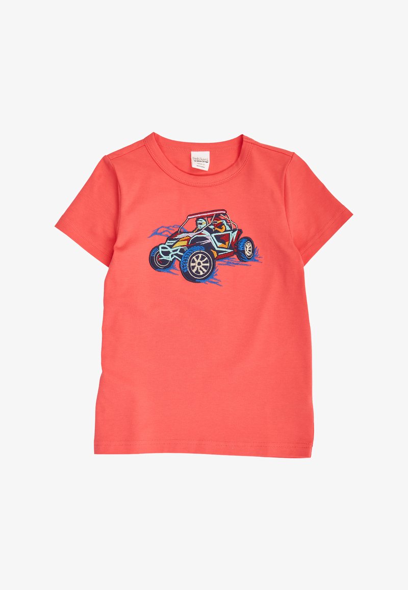 T-shirt corail à manches courtes pour enfants avec graphique brodé coloré de buggy des dunes sur la poitrine, avec deux passagers et détails de terrain accidenté.