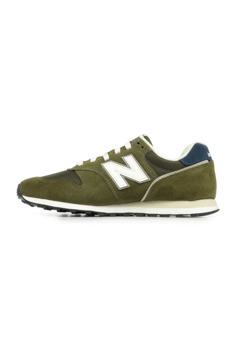 Zapatilla deportiva de ante verde con acentos en blanco y gris, que presenta un panel de malla, punta redonda y suela de goma negra.