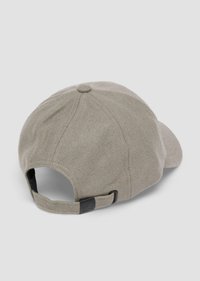 Lichtgrijze pet van zacht materiaal, met een gebogen klep, een verstelbare strap aan de achterkant en een ronde knoop bovenop.