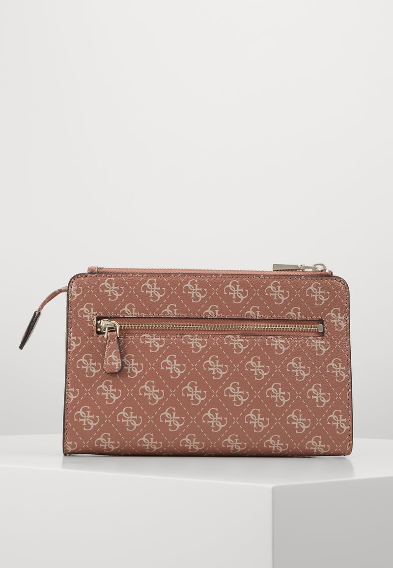 Różowa torebka kopertówka z syntetycznej skóry z ze złotymi akcentami. Posiada zamykaną na zamek komorę oraz wytłaczany wzór z logo w układzie diamentowym.