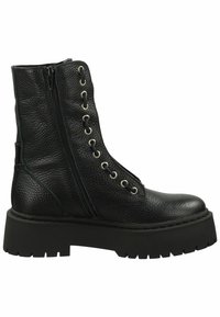 Botte de combat en cuir noir avec semelle épaisse à crampons, fermeture éclair latérale et œillets métalliques pour les lacets sur une tige texturée.