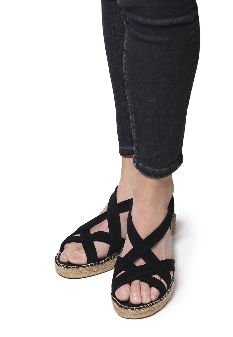 Mustad suede espadrille sandaalid ristitud rihmadega ja espadrille-stiilis kootud tallaga. Omavad avatud varbaosa ja madalat platvormi.