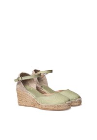 Zelené plátěné espadrilky s juta podešví, kotníkovým popruhem a zaoblenou špičkou. Texturovaný podpatek s pleteným vzorem a měkké vnitřní podšití.