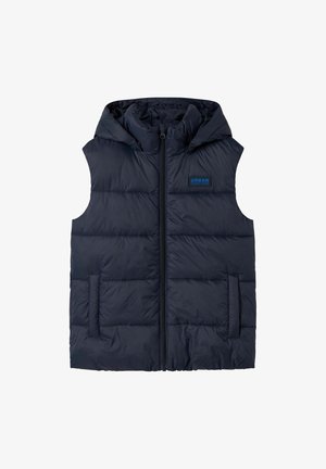 Chaleco acolchado azul marino con capucha, cierre de cremallera, dos bolsillos frontales y un parche con el logotipo en el pecho. Textura suave y diseño acolchado.