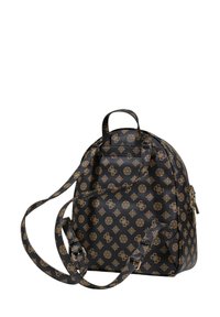 Mochila de cuero sintético negro con patrón dorado, forma redondeada, correas ajustables, asa en la parte superior y compartimento con cremallera en la parte frontal.