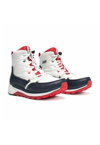 Botas de senderismo blancas y marinas con detalles rojos. Parte superior acolchada, cierre con cordones, suela de goma texturizada para agarre. Diseño robusto e impermeable.