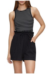 Zwarte shorts met een trekkoord in de taille en twee voorzakken, gecombineerd met een zwart-wit gestreepte mouwloze top.