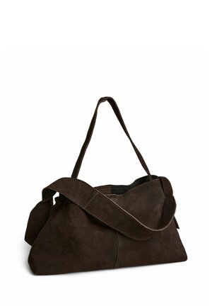 Bolso de hombro de ante marrón oscuro con dos correas, una corta y una larga, diseño sencillo, descansando sobre un fondo blanco.