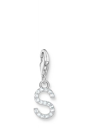 Ciondolo in argento a forma di lettera S, decorato con piccoli cristalli trasparenti.
