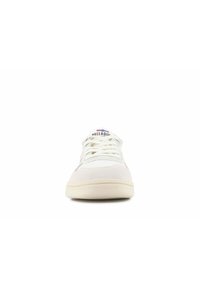 Sneaker bianche con tomaia in suede e tela texturizzata, punta rotonda, lacci bianchi e suola in gomma morbida. Logo Palladium sulla linguetta.